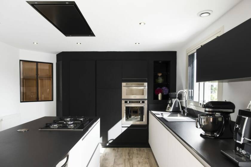 cuisine-schroder-fenix-bianco-noir-plan-travail-ceramique-merlevenez-1