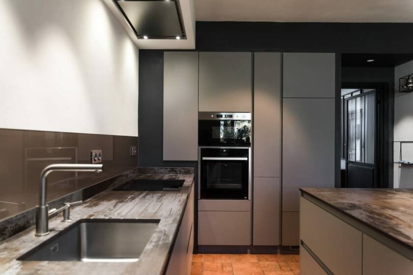hotte-novy-cuisine-schroder-touch-cailloux-sharky-plan-travail-dekton-locmiquelic-1