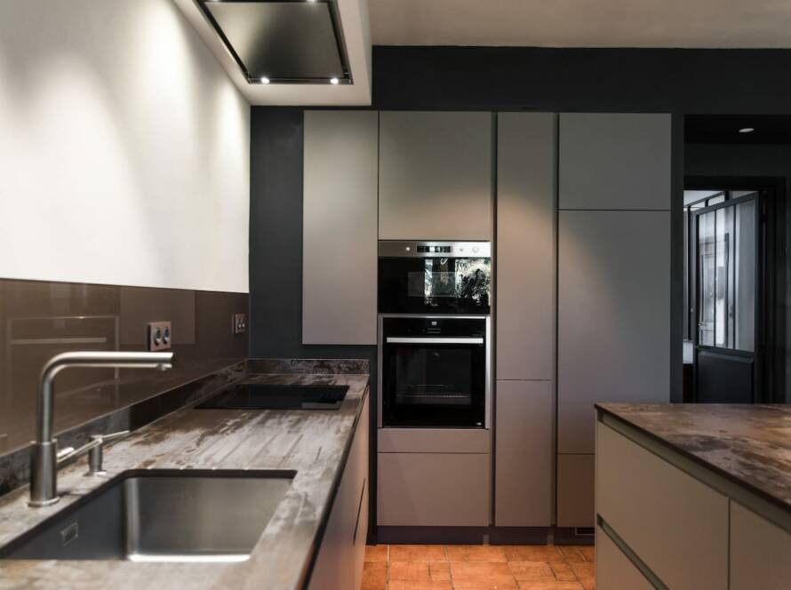 hotte-novy-cuisine-schroder-touch-cailloux-sharky-plan-travail-dekton-locmiquelic-1